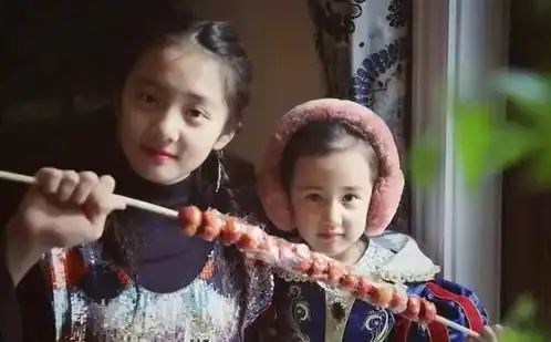 黄磊女儿近照表情勉强,擦口红戴耳环,13岁的年纪太过于成熟
