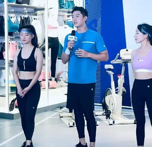 黄景瑜活动生图惹争议皮肤暗黄法令纹明显,颜值翻车毫无少年感