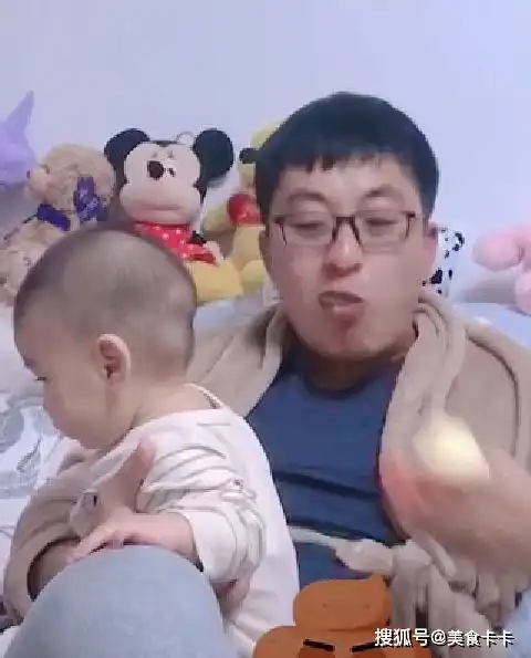 偷吃奶爸带娃走红,看到宝宝怀疑的表情,奶爸我容易吗