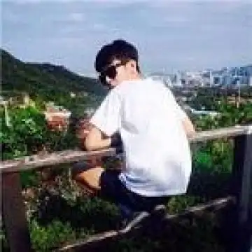 一个人海边头像男生孤单背影阳光穿透泛白的记忆