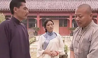 63岁李逵近照曝光,身旁小1岁妻子表情俏皮可爱,宛如少女