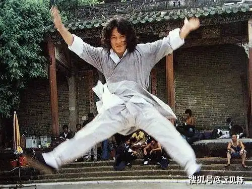 成龙远比你想的天真,在巨星和父亲上,他犯了无法弥补的错误