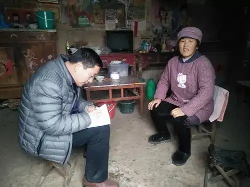 入户走访贫困户浓浓关怀暖人心中楼镇中心小学开展11包联贫困户走访慰问活动