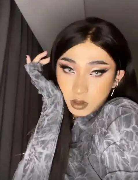 哈利为何公开秀女装,伊能静有错吗这种癖好见不得人