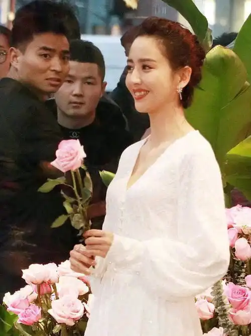 佟丽娅胖了有啥关系,一袭白裙出席活动,照样美成小仙女