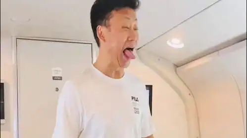 51岁知名男星不戴口罩坐高铁,车厢中大声唱歌,表情夸张太高调