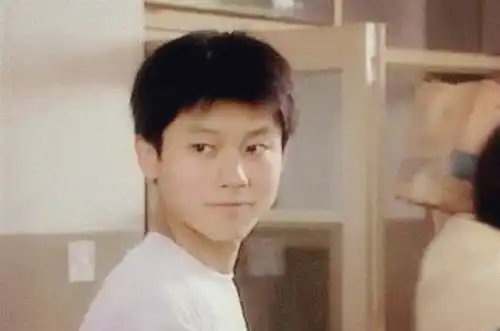 42岁硬要演17岁中学生,李晨晒表情包自嘲式回应,热评亮了