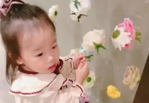 伊能静晒女儿小米粒照片,眼睛被网友指出问题赶紧送医院检查