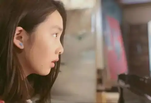 表情黄磊女儿近照表情勉强,擦口红戴耳环,13岁的年纪太过于成熟孙莉表情