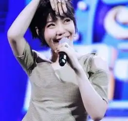 吴莫愁出席活动网友她正常的装扮也没那么丑