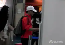 王宝强离京拍新片墨镜遮面无表情图