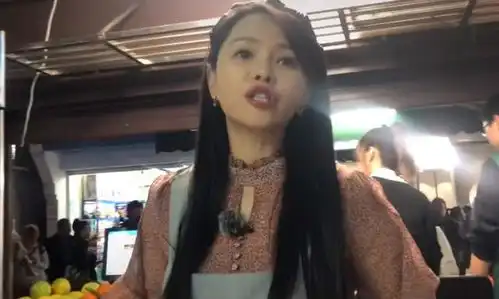 52岁伊能静街边卖橘子,怼脸拍仍零皱纹无瑕疵,表情可爱有少女感