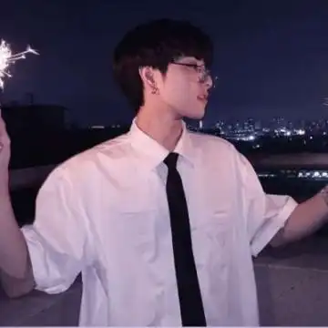 最新男生头像伤感唯美大全手拿烟花棒的男生头像