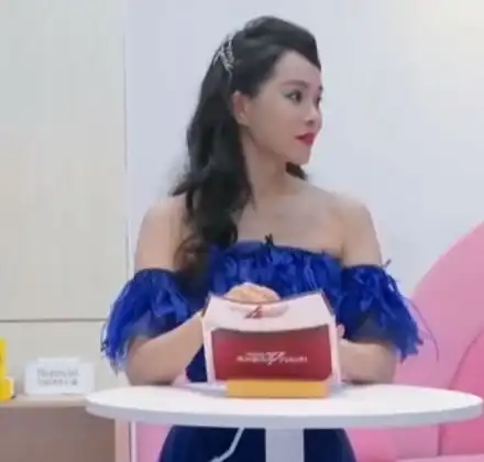 伊能静把张萌晋级卡丢地上,谁注意黄圣依的表情还有镜头拍着呢