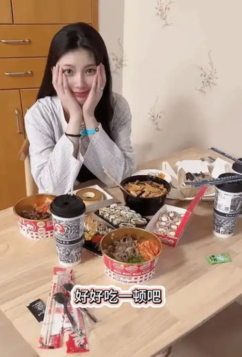 被美女包围浩浩妈演员喜得千金官方送来祝福