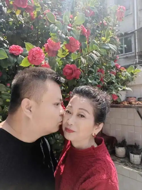我65岁,曾离婚负债抑郁,跟小24岁男友厮守21年,他替我照顾前夫