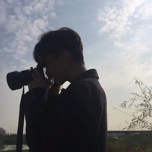 黑白照片头像男生背影花
