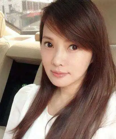 52岁伊能静素颜出门,被拍照片像老阿姨,腹部赘肉太抢眼