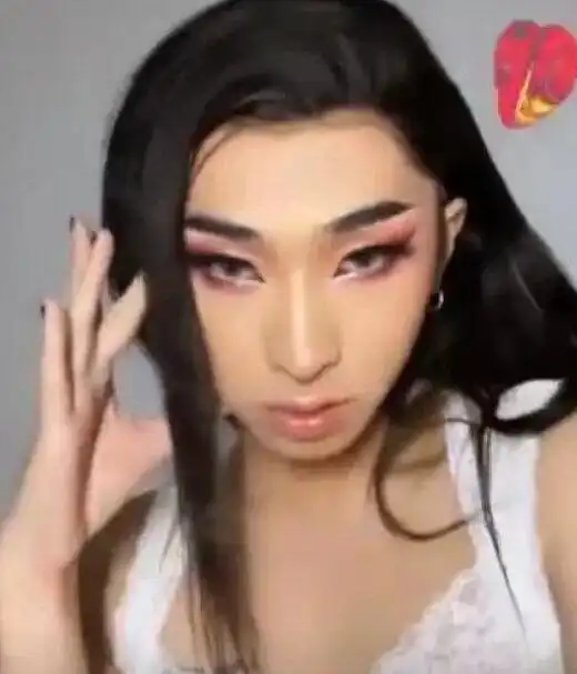 伊能静儿子再晒女装照,化浓妆穿吊带眼神妩媚,却被网友称辣眼睛