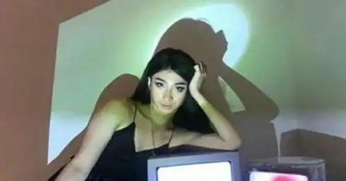打开出柜伊能静儿子女装照片,妆容精致粉色蓬蓬裙