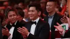 范冰冰李晨金鸡奖台下恩爱表情动作神同步