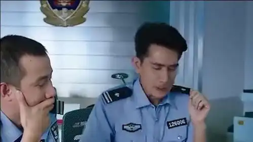 美人鱼表情包警察憋笑
