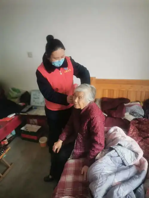情暖志愿学雷锋爱心助老我先行济宁公交集团开展探望孤寡老人活动