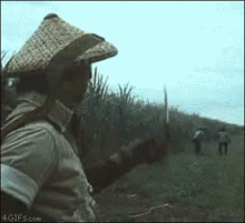 搞笑gif趣图让你没事招惹狗狗,这下被活埋了吧朋友