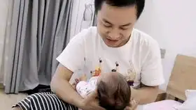 奶爸和出生7天的宝宝说话,最后的表情亮了