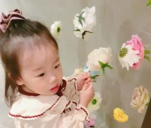 伊能静女儿颠覆式长大,米粒曾被吐槽眼睛小,如今气质温柔美成高级脸