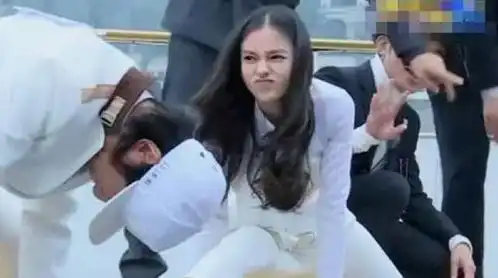 明星一字马姿势,杨幂杨颖表情痛苦,而图4难度最高吓坏主持人