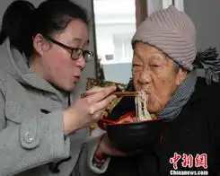 浙江大学生成临时女儿陪数位孤寡老人过春节
