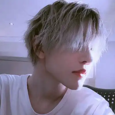 男生头像前方的风景很好