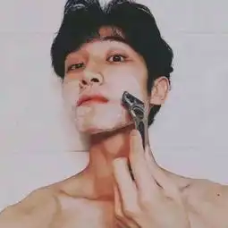 最新男生头像高冷帅哥卸下包袱的人才能走的更远