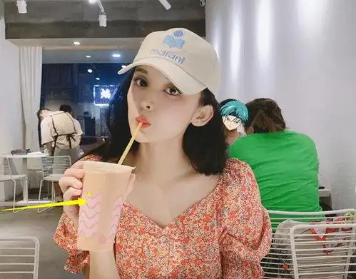 娜扎狂喝奶茶不长肉看到她剩下的分量后,完全就是浪费钱