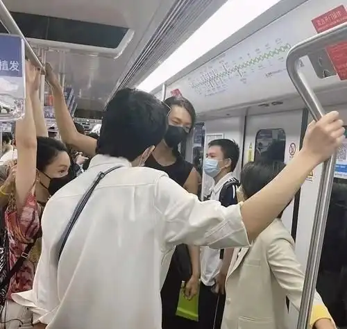 46岁的周迅地铁上被偶遇,因脸太小口罩装不满,与友人聊天心情好