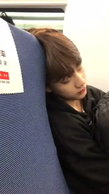 偶遇小哥哥,看这熟睡的小表情,确定不是在睡觉吗怎么这么好看