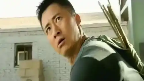 这黑人小姑娘真逗,冷锋在单骑闯关,她却做起搞怪表情