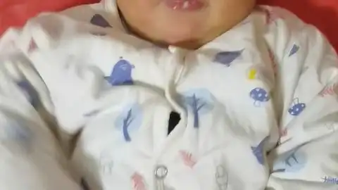 小宝宝说婴语,一副严肃的表情,妈妈听不懂