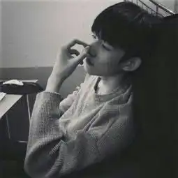 伤感的男生的头像黑白
