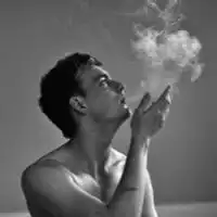 一人孤独抽烟的图片
