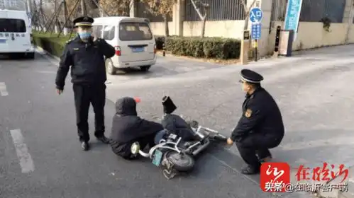 老人倒地不起临沂城管暖心救助