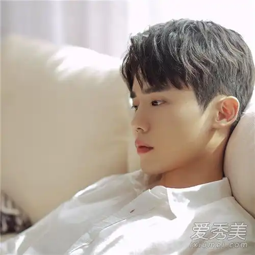 男孩的头发又硬又厚,有什么样的刘海男孩刘海两边的刘海都剪了