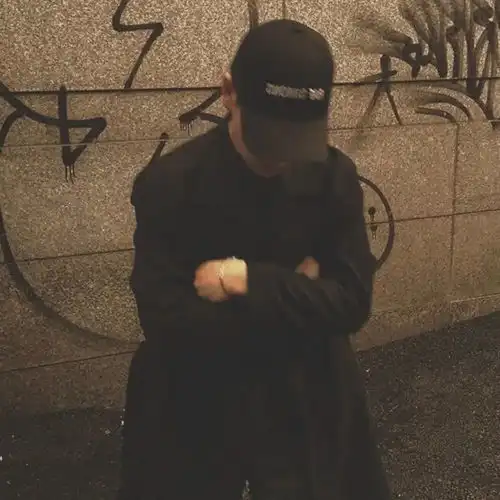 男生头像越过山丘才发现无人等候