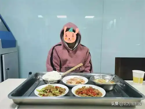流浪汉撞脸男明星,被居民集体包养网友却感动哭