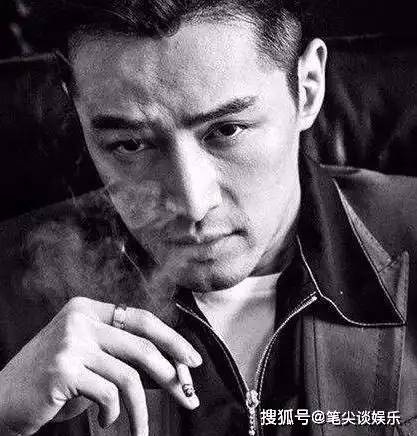 李易峰剧组抽烟被拍摄,美女前来点烟动作娴熟,乱弹烟灰引争议