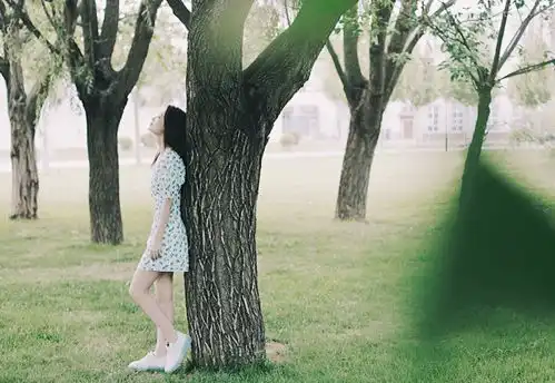 李沁男友视角俯拍大片,身着白底绿叶小碎花裙,氧气感扑面而来