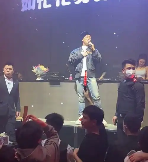 梁竞徽现身南宁某酒吧,唱得好互动的人寥寥无几42岁像24岁一样