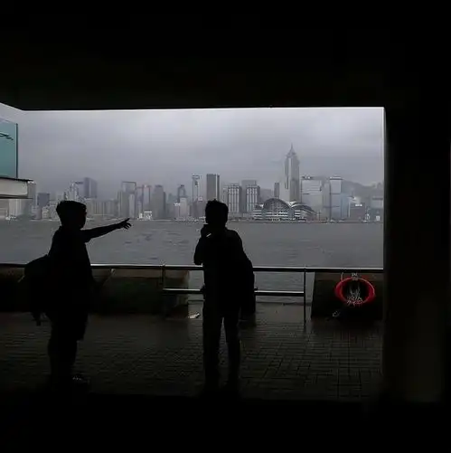 太炸裂男子摸女生屁股,得逞后逃离现场,当事人追了1000米抓人