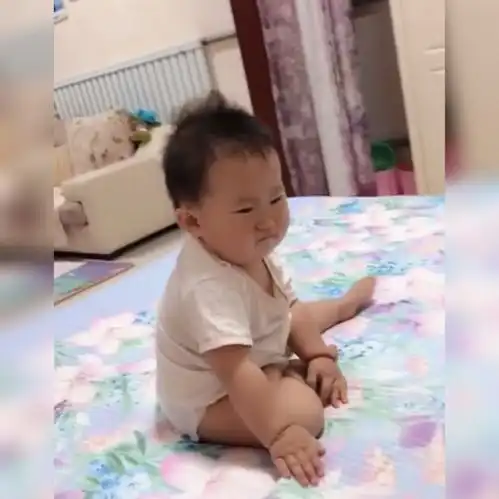 宝宝勇气可嘉爬到床上去闻爸爸腋窝,接下来的表情萌翻众人